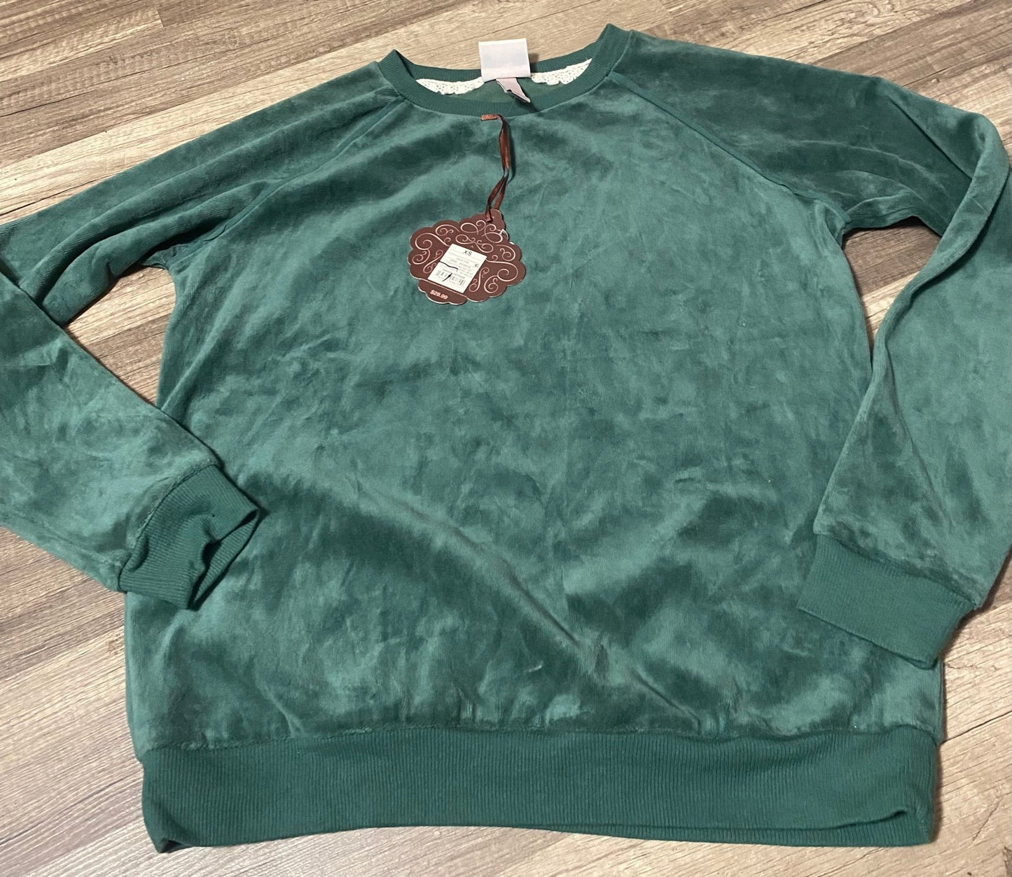 Women’s XS crewneck top NWT