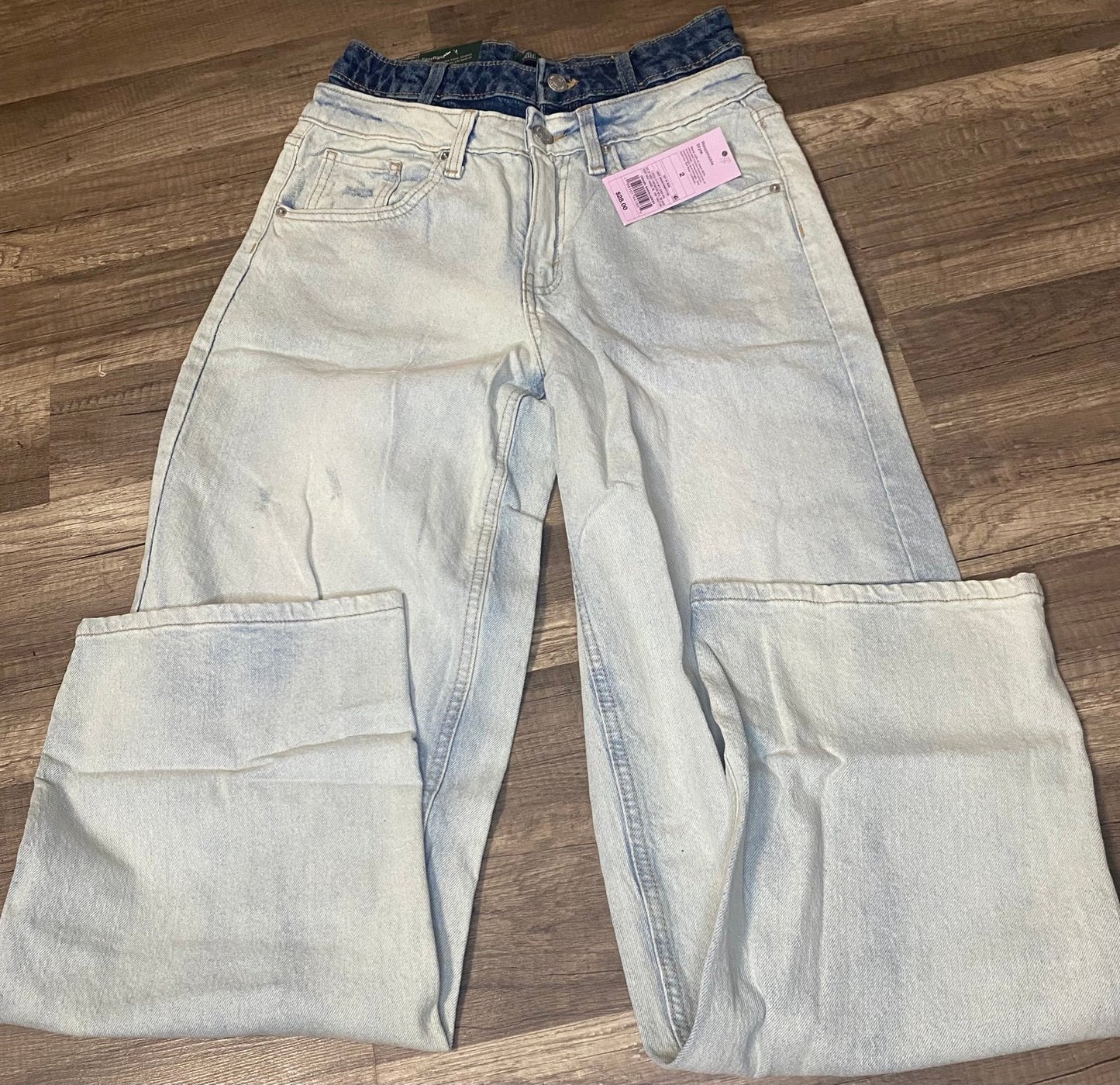 Women’s mid rise 90s relaxed straight jean NWT size 2